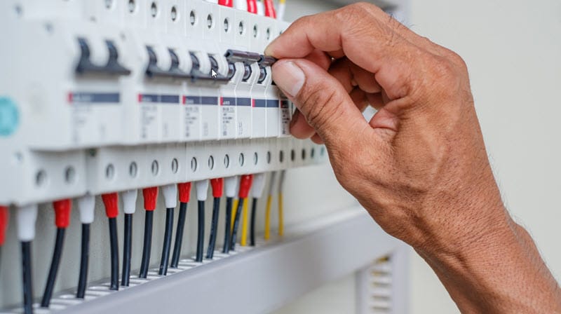 Comment installer un luminaire avec un circuit à 2 fils sans terre ?